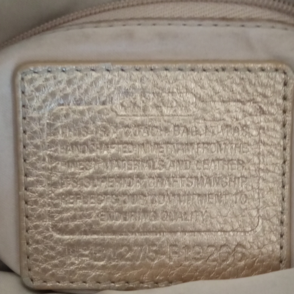Coach bag medium size beautiful condition gold details. - Picture 9 of 9